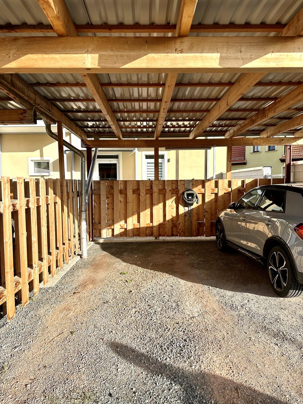 Überdachter Carport mit Wallbox – Ferienwohnung Ballenstedt E-Auto laden